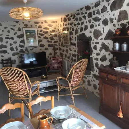 Maison Auvergnate Traditionnelle Recemment Renovee * Laroquevieille