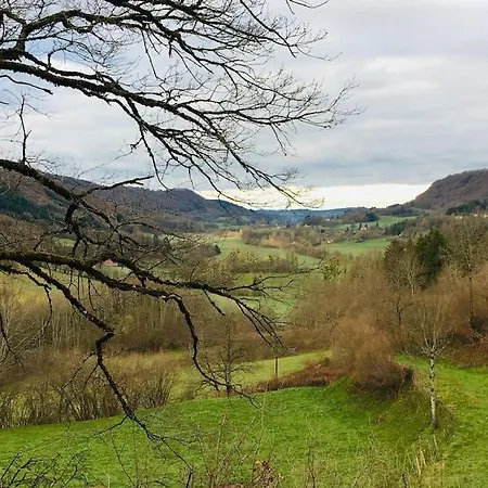 Дом отдыха Maison Auvergnate Traditionnelle Recemment Renovee Laroquevieille