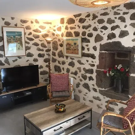 Maison Auvergnate Traditionnelle Recemment Renovee * Laroquevieille