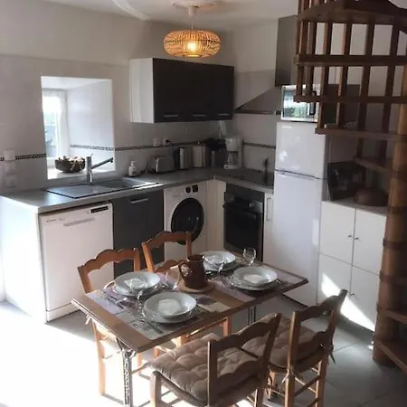 Maison Auvergnate Traditionnelle Recemment Renovee Laroquevieille