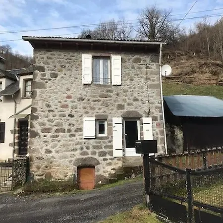 Maison Auvergnate Traditionnelle Recemment Renovee Holiday home Laroquevieille